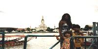 vor dem Tempel Wat Arun, Bangkok, Thailand
