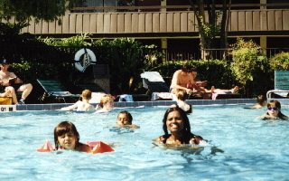 in einem der beiden Schwimmingspools des Quality Inn International